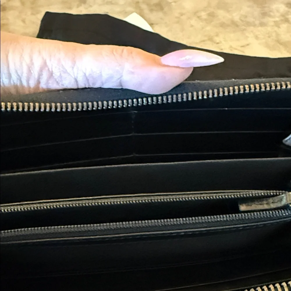 Gucci Black Leather Wallet with Gold Logo - Picture 6 of 8